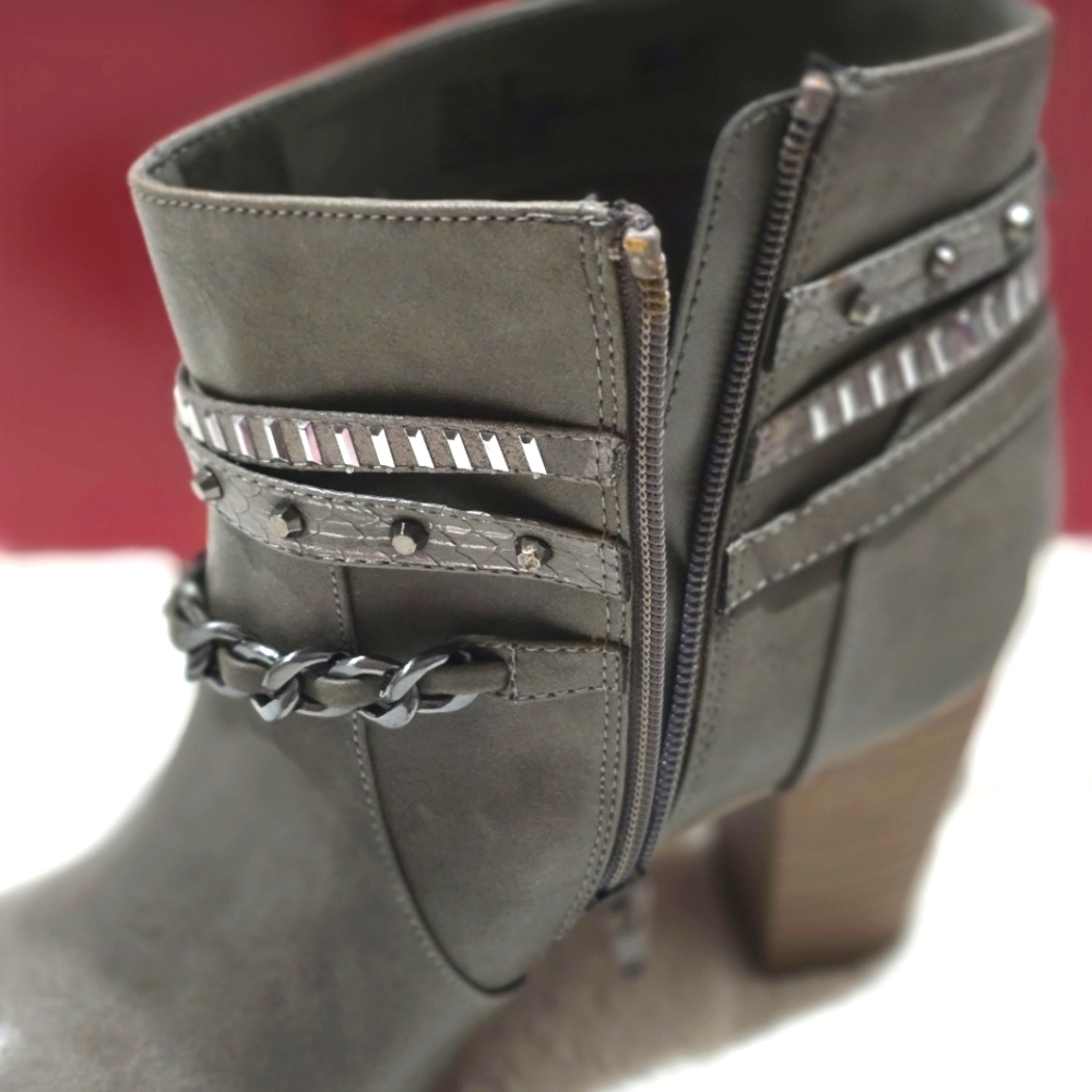🆕️🆑 Jennifer Lopez Ankle Boots | Block Heel Leather Straps & Chains Details 9½ - Picture 9 of 14